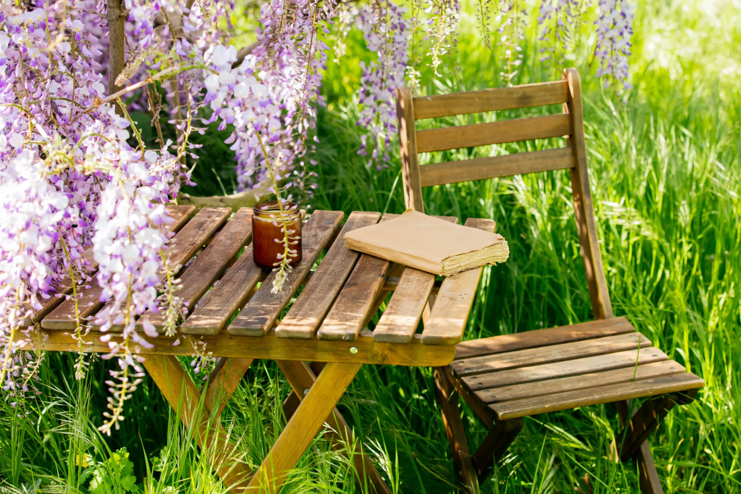 Pourquoi choisir une table de jardin en bois pour votre extérieur